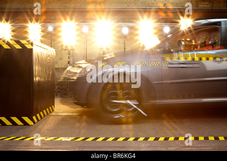Ein Crashtest Auto mit einem Crashtest-Dummy in ein Hindernis fahren Stockfoto