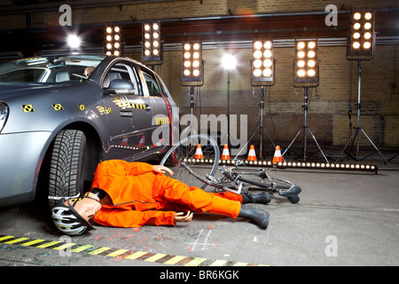 Ein Crashtest-Dummy am Boden nach Fahrrad Auto prallte Stockfoto