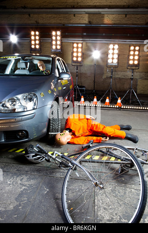 Ein Crashtest-Dummy am Boden nach Fahrrad Auto prallte Stockfoto