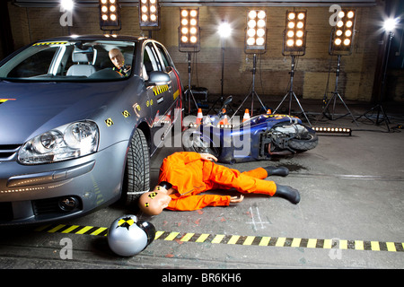 Ein Crashtest-Dummy am Boden nach Roller Auto prallte Stockfoto