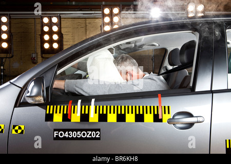Gesicht eines Mannes beeinflussen Airbag in einem Crash-Test-Auto Stockfoto