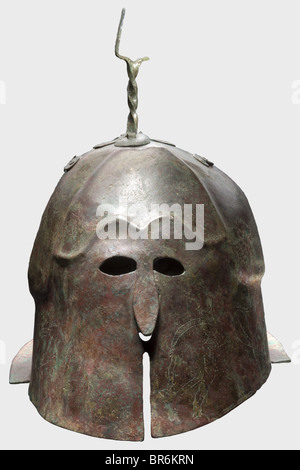 Ein apulianisch-korinthischer Helm, 5. Jahrhundert v. Chr. Bronze. Hoher Helm mit deutlich abgesetztem Geschick, Bordgiebeln und konturierten Augenbrauen. Kleine Augenausschnitte und ein robustes, auskragendes Nasal. Die Wangenschützen öffnen sich vor, sind durch eine Brücke verbunden und tragen antithetische Darstellungen von Ebern und dreistieligen Pflanzenmotiven. Der mit Pferden verzierte Nackenrücken. Der Schädel überragt von einer verlöteten und vernieteten verdrehten Scheitelgabel, daneben Reste eines anderen Halters. Löcher für den Kinnriemen auf beiden Seiten. Breiter, horizontal flackender Nackenschutz, zweimal durchbohrt. Gesamthöhe 2, Stockfoto