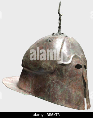 Ein apulianisch-korinthischer Helm, 5. Jahrhundert v. Chr. Bronze. Hoher Helm mit deutlich abgesetztem Geschick, Bordgiebeln und konturierten Augenbrauen. Kleine Augenausschnitte und ein robustes, auskragendes Nasal. Die Wangenschützen öffnen sich vor, sind durch eine Brücke verbunden und tragen antithetische Darstellungen von Ebern und dreistieligen Pflanzenmotiven. Der mit Pferden verzierte Nackenrücken. Der Schädel überragt von einer verlöteten und vernieteten verdrehten Scheitelgabel, daneben Reste eines anderen Halters. Löcher für den Kinnriemen auf beiden Seiten. Breiter, horizontal flackender Nackenschutz, zweimal durchbohrt. Gesamthöhe 2, Stockfoto