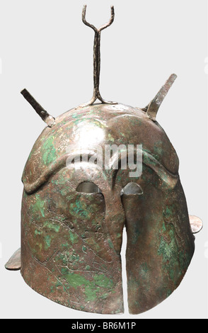 Ein apulianisch-korinthischer Helm, 5. Jahrhundert v. Chr. Bronze. Deutlich versetzter Schädel, geschlossene Wangenschützen mit Brücken, kleinen Augenausschnitten, auskragenden Nasalen und stark geformten Augenbrauen und Stirnpartie. Große Darstellungen von Wildschweinen auf jeder Seite. Der mit einem Dreiecksmuster verzierte Umkreis. Auf der Krone eine genietete Scheitelgabel, die von kürzeren Laschen flankiert wird, Löcher im Helmrand für die Kinnblechbefestigung. Kurze Kerben vor dem breit aufragenden Nackenschutz. 17,3 cm hoch, mit Scheitelgabel 27,3 cm, Gewicht 710 g. Rotbraune bis grüne Patina, starke Korrosion an Stellen, Stockfoto