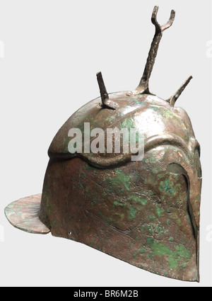 Ein apulianisch-korinthischer Helm, 5. Jahrhundert v. Chr. Bronze. Deutlich versetzter Schädel, geschlossene Wangenschützen mit Brücken, kleinen Augenausschnitten, auskragenden Nasalen und stark geformten Augenbrauen und Stirnpartie. Große Darstellungen von Wildschweinen auf jeder Seite. Der mit einem Dreiecksmuster verzierte Umkreis. Auf der Krone eine genietete Scheitelgabel, die von kürzeren Laschen flankiert wird, Löcher im Helmrand für die Kinnblechbefestigung. Kurze Kerben vor dem breit aufragenden Nackenschutz. 17,3 cm hoch, mit Scheitelgabel 27,3 cm, Gewicht 710 g. Rotbraune bis grüne Patina, starke Korrosion an Stellen, Stockfoto