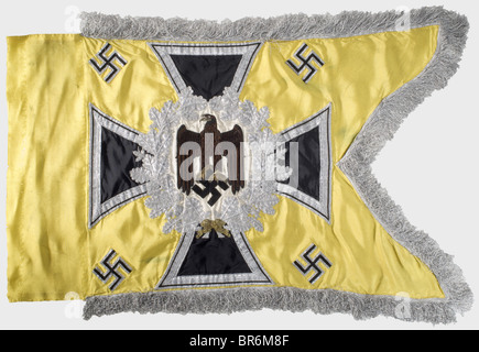 Ein Standard für das Signalcorps. Zitronenseide mit dreiseitiger silberfarbener Randbekantung. Auf der Vorder- und Rückseite setzte sich ein handbestickter schwarzer Armeeadler mit braunem Fiederling ab. Schnabel und Klauen in Goldstickerei auf einem Feld cremefarbener Seide, umgeben von einem gestickten silbernen Eichenblattkranz auf einem eisernen Kreuz. Vier Hakenkreuze in den Ecken. Abmessungen ca. 51 x 69 cm. Fast lebhafte Farben zeigen die Ärmel Spuren der Befestigungsnägel. Leicht verschmutzt. Sehr seltener Guidon. Historisch, historisch, 1930er, 1930er, 20. Jahrhundert, Geheimdienstcorps, mil, Stockfoto