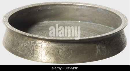 Ein silbernes seljukisches Gericht aus Bronze, etwa im 12. Jahrhundert. Flache Schale mit leicht konischem Körper, außen eingraviert mit Kufi-Aufschrift Kartuschen und sichelförmigen Elementen. Schmaler Rand mit eingravierten Arabesken und silbernen Einlegearbeiten. Die eingelassene Schale mit umlaufenden Tierfries und silberner eingelassener Blüte in der Mitte. Geputzte archäologische Fundstelle mit dunkler Patina auf der Rückseite. Durchmesser 18,3 cm. Historisch, historisch, 13. Jahrhundert, Osmanisches Reich, Objekt, Objekte, Stills, Clipping, Ausschnitte, Ausschnitte, Ausschnitte, Ausschnitte, Gefäße, Gefäße, Stockfoto