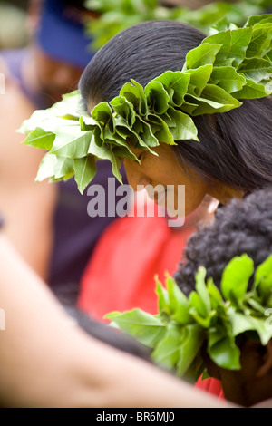 Einen Blatt Lei Kopfschmuck tragen, die eine Frau bereitet ein Fest feiert die Geburt des Hula auf Moloka bei Ka Hula Piko vor Stockfoto