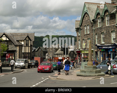 Menschen Touristen Besucher in der Innenstadt im Sommer Ambleside Cumbria England Vereinigtes Königreich Großbritannien GB Stockfoto