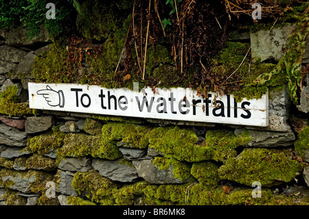 Nahaufnahme der Schilder, die Richtung der Stockghyll Force Wasserfälle in der Nähe von Ambleside Cumbria England Großbritannien GB Großbritannien angeben Stockfoto