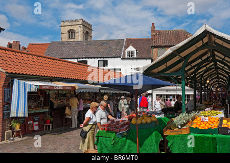 Die Leute, die an den Marktständen im Freien einkaufen, sind im Sommer in York am Stall North Yorkshire England Vereinigtes Königreich GB Großbritannien Stockfoto