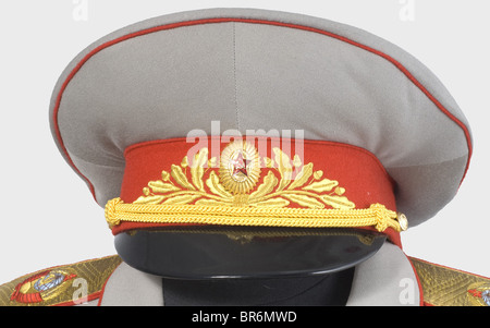 Eine Sommerkleiduniform für einen Marschall der Sowjetunion, EINE Servicekappe aus hellgrauem Gabardin, rotes Band mit Goldstickerei, gelber Mützenkordel. Eine einheitliche Jacke aus hellgrauem Gabardin mit Goldstickerei an Ärmeln und Kragen. Gewebte Schulterbretter aus goldener Spitze mit gestickten Marschallsternen und sowjetischen Wappen in farbener Seide. Zehn Reihen von Farbbandleisten, die 48 Dekorationen darstellen. Lange Hose aus schwarzer Wolle mit roten Beinstreifen. Historisch, historisch, 20. Jahrhundert, Objekt, Objekte, Stills, Clipping, Clippings, Cut Out, Cut-out, Cut-outs, Stockfoto