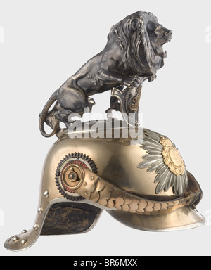 Ein Helm des Typs 1889/1907 für bestuhlte Männer des "Gardereiter-Regiments", Grabkopfschädel, versilberter Stern mit überlagertem Wappen, konvexe Metall-Chinskalen auf Knopf M 91. Verführertes Personal. Innerhalb des Namens des Herstellers 'G.H. Osang Dresden 1912", Größe 56", auf der obersten Artikelnummer 5. Schwarzes Lederfutter, die vordere Spitze innen grün lackiert. Versilberter Paradelöwe über dem Chiffrierschild. Unter der linken hinteren Pfote mit der Nummer "143". Seltener Helm in schönem Zustand. Historisch, historisch, 1900er, 1910er, 20. Jahrhundert, Sachsen, Sachsen, Sachsen, Sachsen, Sachsen, Stockfoto