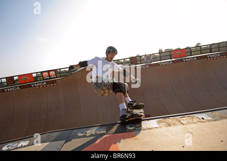 Pro Skater Bob Burnquist üben einen Trick auf seinem Skateboard kurz vor einem großen Wettkampf in einem Skatepark in Encinitas. Stockfoto