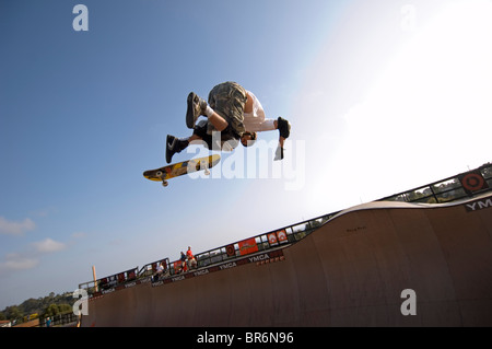 Pro Skater Bob Burnquist üben einen Trick auf seinem Skateboard kurz vor einem großen Wettkampf in einem Skatepark in Encinitas. Stockfoto