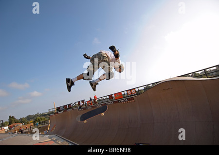 Pro Skater Bob Burnquist üben einen Trick auf seinem Skateboard kurz vor einem großen Wettkampf in einem Skatepark in Encinitas. Stockfoto