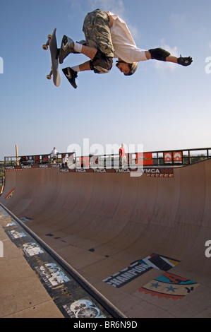 Pro Skater Bob Burnquist üben einen Trick auf seinem Skateboard kurz vor einem großen Wettkampf in einem Skatepark in Encinitas. Stockfoto