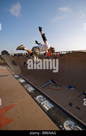 Pro Skater Bob Burnquist üben einen Trick auf seinem Skateboard kurz vor einem großen Wettkampf in einem Skatepark in Encinitas. Stockfoto