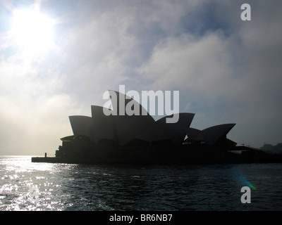 Nebel über dem Sydney Opera House Stockfoto