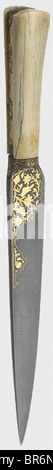 Ein Gold-eingelegter persischer Kard, ca. 1800. Eine kräftige Wootz-Damaszener Klinge mit Haarrippen, die auf dem Rücken geschnitten sind. Goldeingelegte Dekoration (minimale Defekte) mit floralen Designs und mehreren Tieren auf beiden Seiten an der Basis der Klinge und am Griffrahmen. Die Griffschuppen sind aus Walross-Elfenbein bzw. Elfenbein (eine A-Ersatz). Länge 32 cm. Historisch, historisch, 19. Jahrhundert, Perserreich, Objekt, Objekte, Stills, Clipping, Ausschnitte, Ausschnitte, Ausschnitte, Ausschnitte, Waffe, Waffen, Waffen, Arme, Stockfoto
