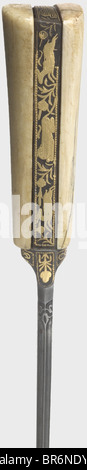 Ein Gold-eingelegter persischer Kard, ca. 1800. Eine kräftige Wootz-Damaszener Klinge mit Haarrippen, die auf dem Rücken geschnitten sind. Goldeingelegte Dekoration (minimale Defekte) mit floralen Designs und mehreren Tieren auf beiden Seiten an der Basis der Klinge und am Griffrahmen. Die Griffschuppen sind aus Walross-Elfenbein bzw. Elfenbein (eine A-Ersatz). Länge 32 cm. Historisch, historisch, 19. Jahrhundert, Perserreich, Objekt, Objekte, Stills, Clipping, Ausschnitte, Ausschnitte, Ausschnitte, Ausschnitte, Waffe, Waffen, Waffen, Arme, Stockfoto