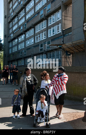 Personen mit Wohnsitz außerhalb Hochhaus in West-London Stockfoto