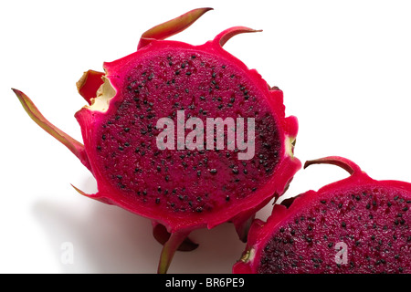 Köstlich saftige exotische tropische roten Drachenfrucht oder Pitaya mit rotem Fruchtfleisch und schwarzen Samen Stockfoto