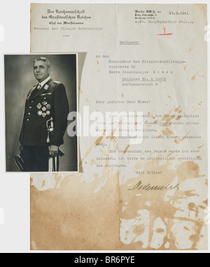 Brigadier Franz Biwer - Aushändigung von Dokumenten und Besitzzeugnissen, für das Eiserne Kreuz 1. Und 2. Klasse von 1914, Ehrenkreuz für Frontkämpfer, Lange Dienstauszeichnungen durch 1. Klasse (mit Originalschülerunterschrift vom 25. Februar 1937), Erinnerungsmedaille für die Rückgabe des Memel-Distrikts, Kriegsverdienstkreuz mit Schwertern 1. Und 2. Klasse, Glückwunschbriefe zur Verleihung des Schwertes der Luftwaffe mit Widmung anlässlich seiner Beförderung zum Brigadier (Generalmajor) am 29. September 1941 mit Bleistiftunterschrift von Bodenschatz, Observer-Abzeichen f, Stockfoto