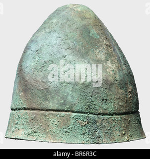 Ein hellenistischer Pilos-Helm im 4./3. Jahrhundert vor Christus, Konisch geformter Pilos-Helm aus Bronze mit versetztem Rand. Auf beiden Seiten zwei Paar Löcher für den Kinnriemen. Höhe 22 cm, Gewicht 752 g. Verformte, dunkelgrüne bis blaugrüne Patina. Stark korrodiert. Ergänzungen zum Schädel. Die Innenseite ist mit Fiberglas verstärkt. Axel Guttmann Collection (AG 408/H 348), 1991 in Krefeld erworben: Historische, historische, antike Welt, Objekt, Objekte, Stills, Clipping, Ausschnitte, Ausschnitte, Ausschnitte, Ausschnitte, Ausschnitte, Stockfoto