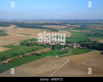 Luftaufnahme des Dorf auf dem Lande im Departement Aube, Summertime, Region Champagne-Ardenne, Frankreich Stockfoto