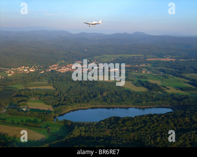 Luftbild von Dorf und See von Cirey-Sur-Vezouze, Vogesen, Lothringen, Frankreich Stockfoto