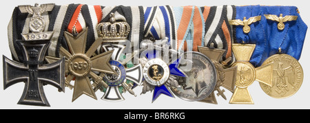 Oberst Friedrich Winter - ein achtteiliger Medaillenriegel und zwei Feldbestellungen schnallen. Eisernes Kreuz 2. Klasse von 1914, auf dem Band eine reduzierte Wiederholleiste zum Eisernes Kreuz 2. Klasse von 1914, Kriegsverdienstkreuz 2. Klasse mit Schwertern. Preßburg, Königlicher Hausorden von Hause aus, Ritterkreuz mit Schwertern, Silber, Vergoldung und Email mit Stempel 'FR 938' für Falkenburg & Richter, Coblenz. Bayern, Militärverdienstorden, Kreuz der 4. Klasse mit Schwertern, Silber, emailliert (ein Querarm abgeplattet). Hessen, Abzeichen für Tapferkeit 1894 - 1918. Ehrenkreuz für Frontkämpfer. Armee L, Stockfoto