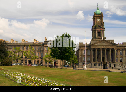 Hamilton Square und Birkenhead Rathaus, das heute das Wirral Museum ist. Stockfoto
