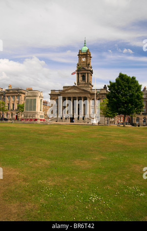 Hamilton Square und Birkenhead Rathaus, das heute das Wirral Museum ist. Stockfoto