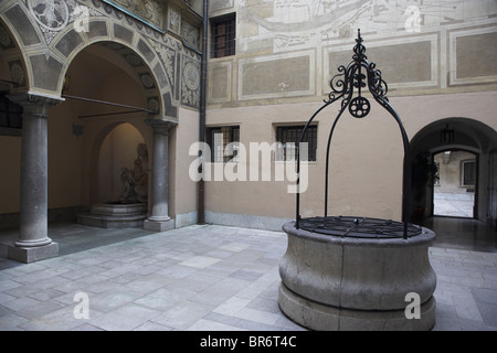 Slowenien. Altstadt von Ljubljana. Mestni Trg. Rathaus Atrium und Barockbrunnen. Stockfoto