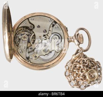 Eine goldene Savonette-Taschenuhr mit Kaiserlich russischem Doppeladler, Pavel Bure, Hofbeobachtermacher im Kaiserhaus. Der Deckel trägt den zaristischen Doppeladler, der teilweise blau und schwarz emailliert ist. Weiße Emailuhr (Fissuren) mit goldenen Händen, schwarzen römischen und arabischen Ziffern sowie kleiner Sekunde. Funktionstüzende, feinste Bewegungen. Auf der Rückseite mit Seriennummer '203521' eingraviert und Feinheit '0,583' markiert. Goldene Uhrenkette. In einem beschädigten roten Lederetui mit einem vergoldeten Adler auf dem Deckel. Die Marke des Herstellers ist auf dem Seidenfutter in Gold gestempelt. Stockfoto