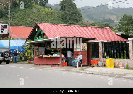 Am Straßenrand Markt im Hochland Chiriqui gefüllt mit Touristen Handwerk und regionale Lebensmittel zu kaufen. Stockfoto