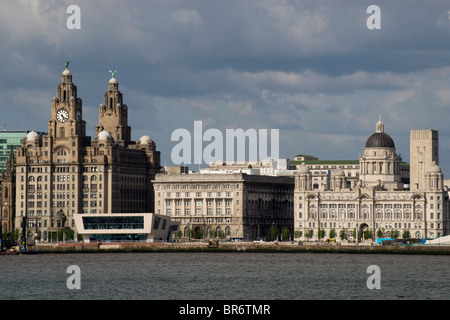 Der Fluss Mersey von Wirral mit The Royal Liver Buildings im Hintergrund. Stockfoto