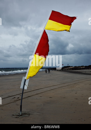 Windiger Strand & Sicherheit Flaggen. Stockfoto