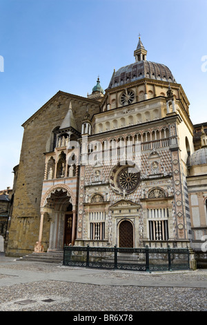 Vor der Basilika Santa Maria Maggiore gesehen von der Piazza Duomo Stockfoto