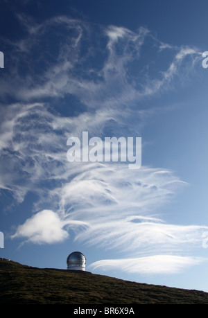 Wolken über der GTC, der größte Teleskop der Welt (Kanarische Inseln, Spanien) Stockfoto