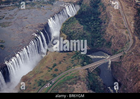 Luftaufnahme der Victoriafälle Regenbogen, Sessel und Zambezi Brücke zeigen. Simbabwe, Südafrika Stockfoto