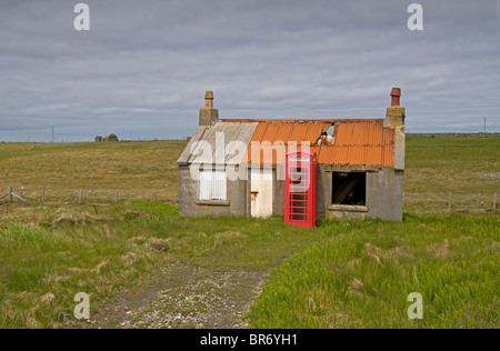 Verlassene und einsame Croft Haus und funktionierendes öffentliches Telefon box Skigersta. Ness äußeren Hebriden in Schottland.   SCO 6663 Stockfoto