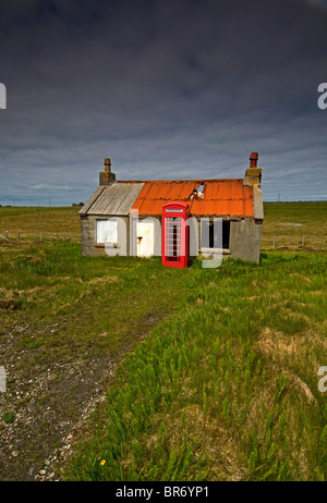 Verlassene und einsame Croft Haus und funktionierendes öffentliches Telefon box Skigersta. Ness äußeren Hebriden in Schottland.  SCO 6664 Stockfoto