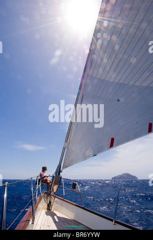 Entspannen in der Sonne auf dem Bogen der SY "Adele", Fuß 180 Hoek Design, während Segeln aus Antigua, Nevis Stockfoto