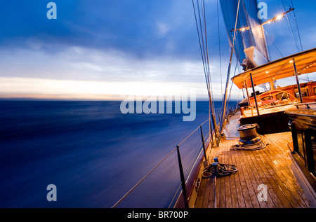 Am Abend Segeln an Bord SY "Adele", Fuß 180 Hoek Design, da sie nördlich von Süd-Georgien segelt nach Rio De Janeiro, Februar 2007 Stockfoto