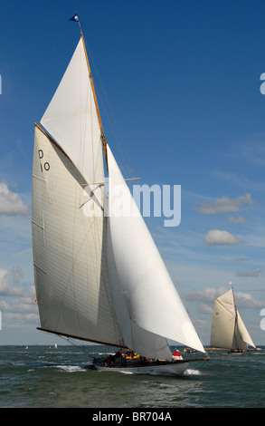 Lady Anne und "Tuiga" unter Segel beim Round the Island Race, The British Classic Yacht Club Regatta, Classic Cowes Week, Jul Stockfoto