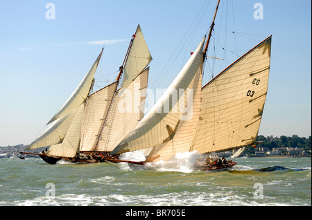 Tuiga und "Mariette" unter Segeln während der Solent Rasse, The British Classic Yacht Club Regatta, Classic Cowes Week, Juli 2008 Stockfoto