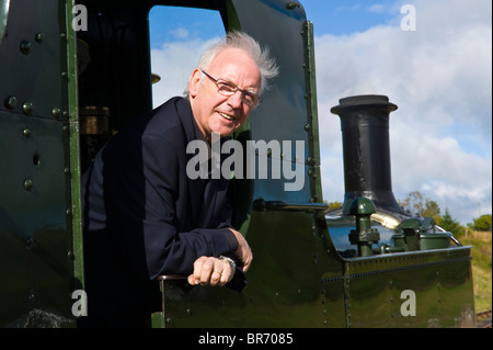 Pete Waterman Eisenbahn-Enthusiasten und Aufzeichnung Produzent abgebildet Eröffnung Blaenavon hohe Bahnhof Stockfoto