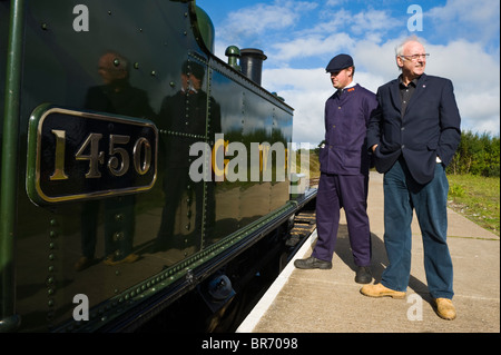 Pete Waterman Eisenbahn-Enthusiasten und Aufzeichnung Produzent abgebildet Eröffnung Blaenavon hohe Bahnhof Stockfoto